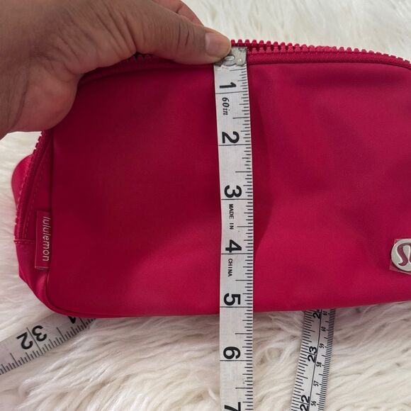 lululemon athletica Belt Bag in Vibrant Pink NWT - Picture 9 of 9